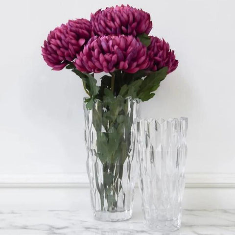 The Gian vase comes in two sizes and is Perfect for entrance decor with a bunch of flowers. 