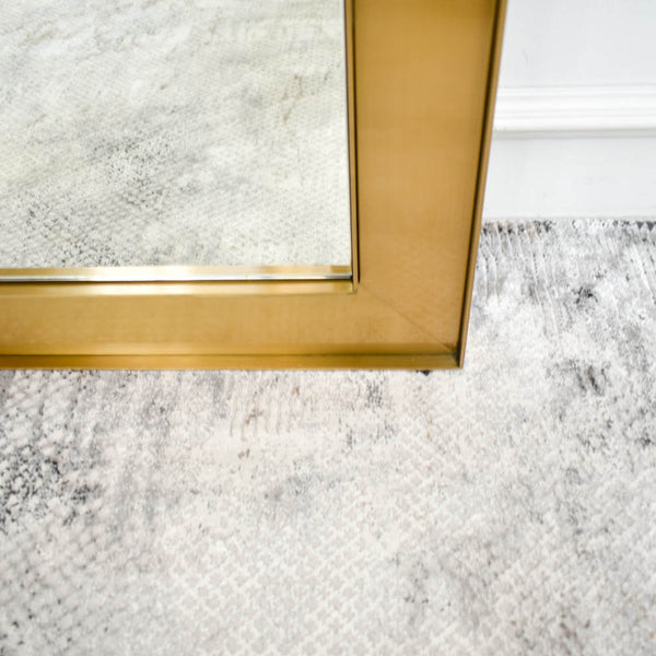 Wall-mounted or leaning full length mirror with high-quality copper-free mirror glass and a contemporary frame.