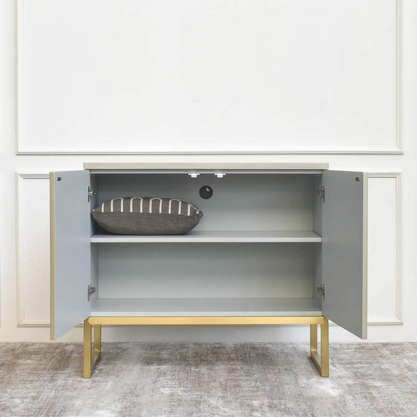 Spacious storage space, store your daily necessities in style with the Contratto cabinet. 