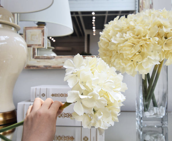 Bloomed in small petals, this faux blossom works best in a vase of charming cascades for a glowing appeal of nature. 