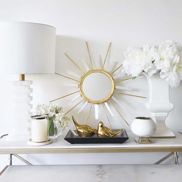 A luxurious and delicate collection of ivory porcelain decor and gold details. 