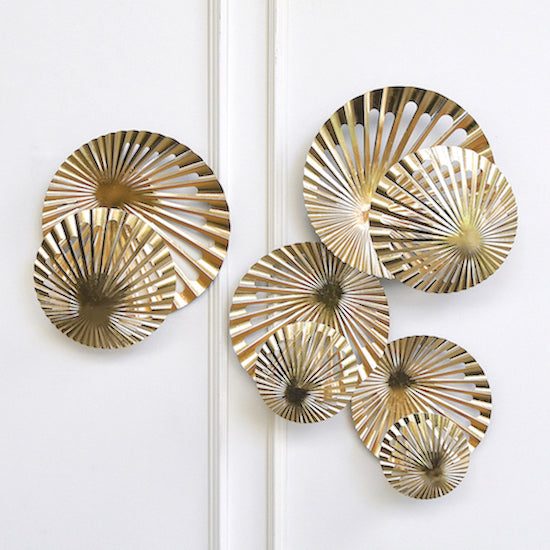 Place the Large and Small Metal Discs side by side or conjoined together for a new look,