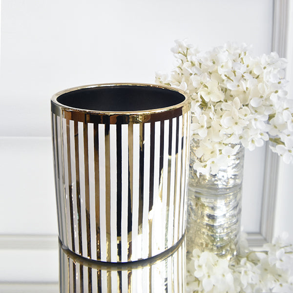 Round petite ceramic vase complements well the Grandiflora Hydrangeas.