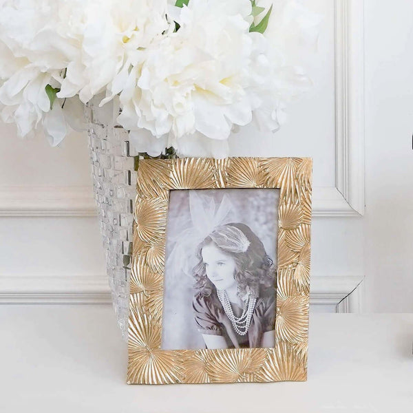 Known to bring luck, this definitely lucky indoor plants photo frame injects a bit of natural appeal.