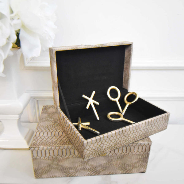 Store all your keys and fobs in the Tuscan trinket box for an efficient storage system.