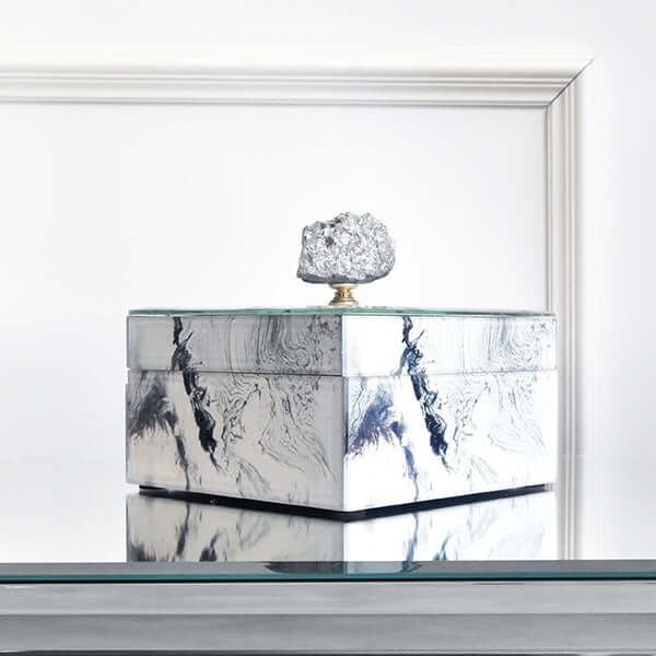 Side view of the grains and veins of the glass trinket box. 