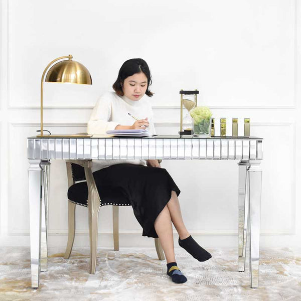 View of the Angelica console table as a writing desk and the Arte King Black Chair from the front.