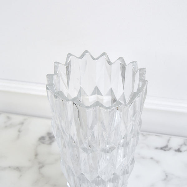 Close up view of the edges of teh Gian glass vase.