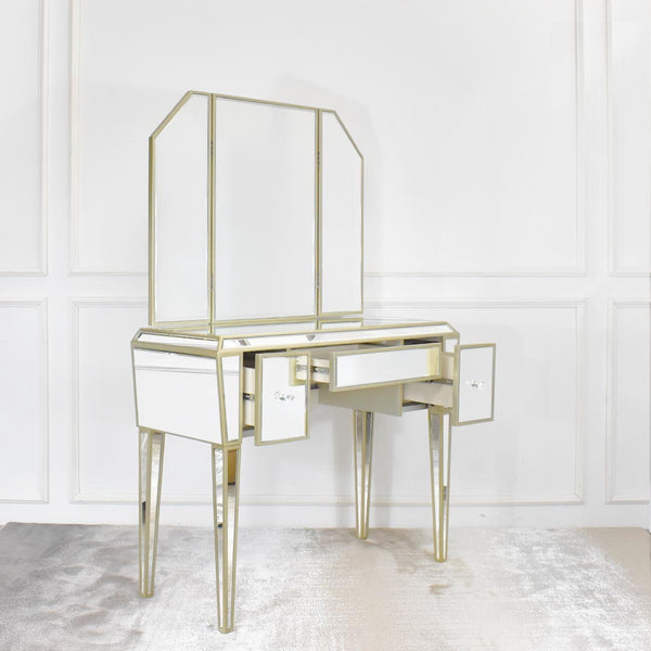 The perfect vanity table for petite spaces, with ample space for storage with 3 drawers. 