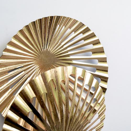 Zoom in look of the fan details of the Ola wall art.