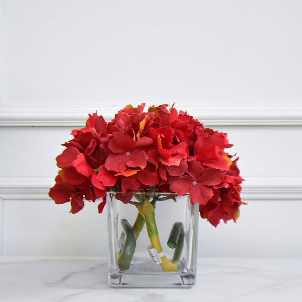 Bloomed in small petals, this faux blossom works best in a vase of charming cascades for a glowing appeal of nature. 