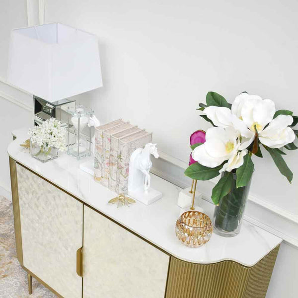 Decor ideas for Perla console table, white marble and luxurious gold details.