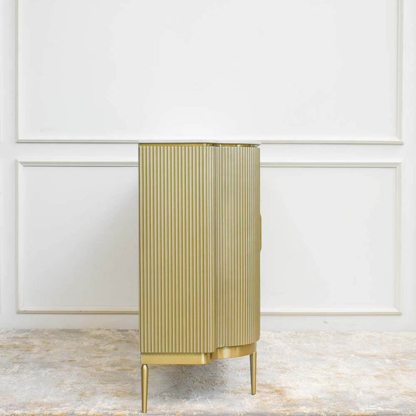 The Perla Console cabinet has a slim width of 40cm, the curved gold panels gives a slimmer illusion, perfect for the entryway or living room.