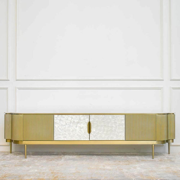 The 4-door accent door panels showcase the same sheen, iridescence and beauty as the nacre that laid down on the pearls themselves.