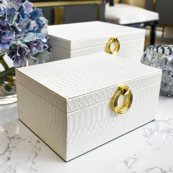 Angled side view of the Siena jewellery box. Gold ring closure.