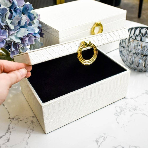 Inner compartment of the Siena box is lined with black velvet lining.