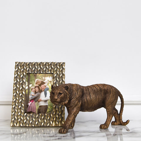 The tiger signifies willpower, courage, power and self-confidence, place this bronze decor on your console table for your inspirations.