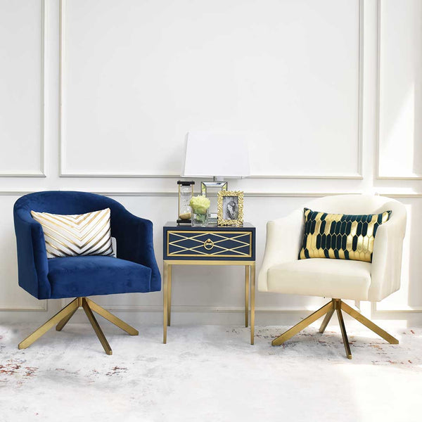 Petite and suitable for 4R sized photo, place this photo frame on the petite Valentino side table for a gorgeous navy and gold theme.